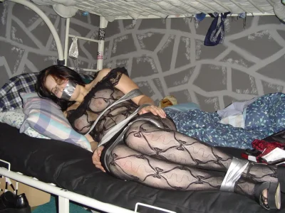 Связанная девушка веревкой