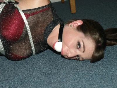 Связанные женщины в колготках