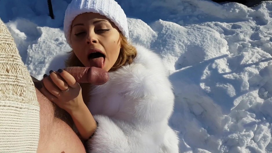 Девушка отсасывает зимой