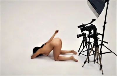 Фотограф снимает голую модель
