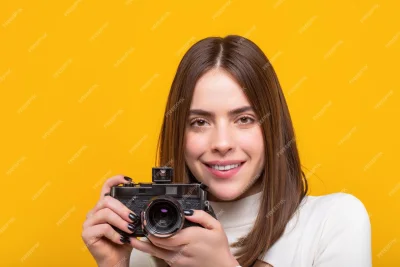 Девушка с фотоаппаратом улыбается