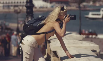 Девушка с фотоаппаратом ню
