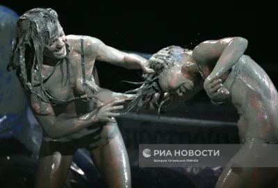 Женские бои в грязи