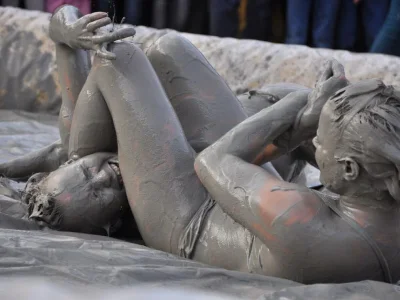 Женские бои в грязи голые