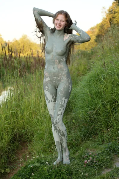Голая в лечебной грязи