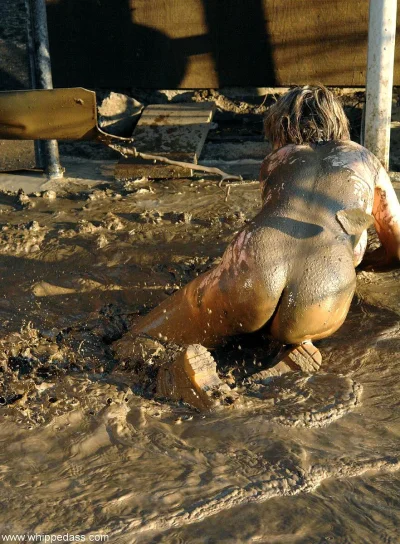 Женская борьба в грязи