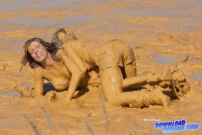 Девушка купается в грязи