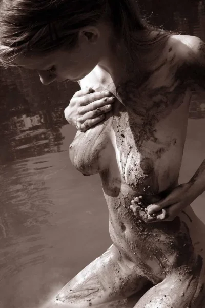 Голая в грязи