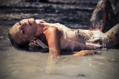 Голая женщина в грязи