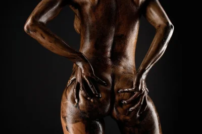 Девушка обмазанная шоколадом