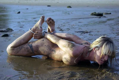 Женщины купаются в грязи
