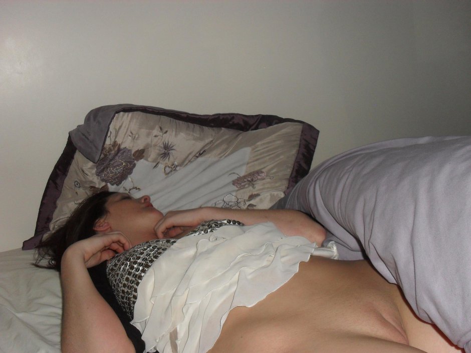 Спящая девушка любительское