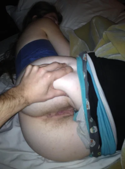 Спящая голая сестра