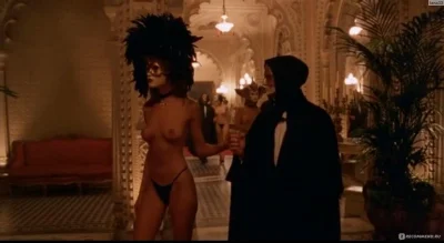 С широко закрытыми глазами голая