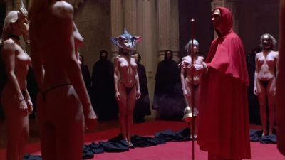 С широко закрытыми глазами голая