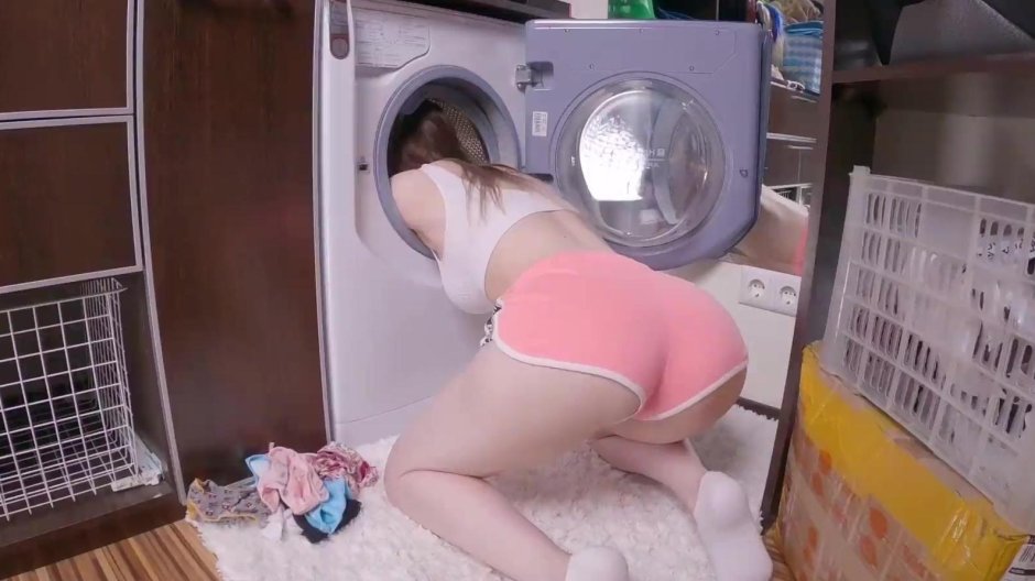 Девушка застряла в стиральной машинке