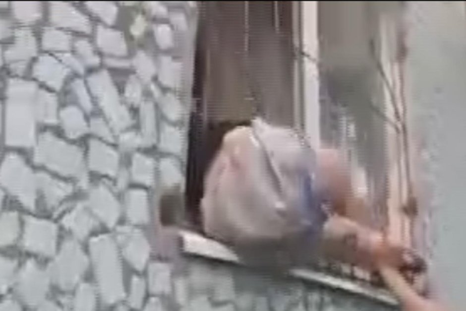 Застряла в окне