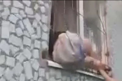 Застряла в окне