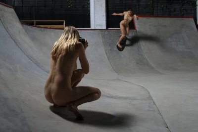 Голая на скейте