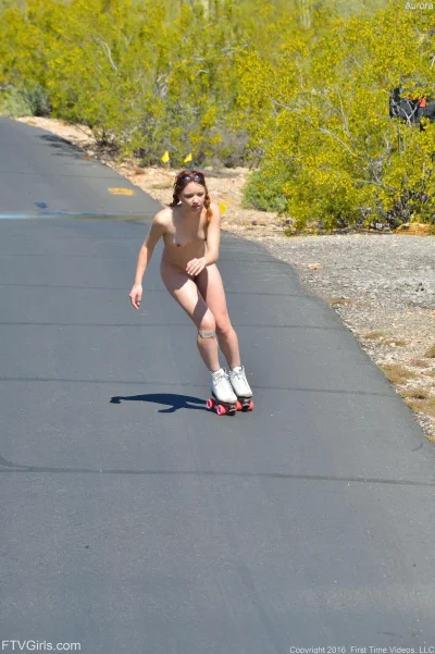 Голая катается на роликах