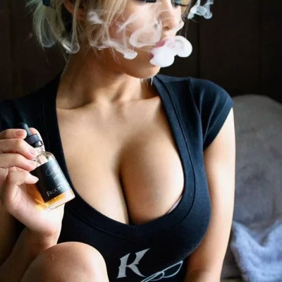 Девушка парит вейп