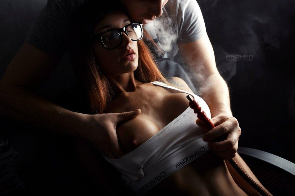Девушка эротично курит