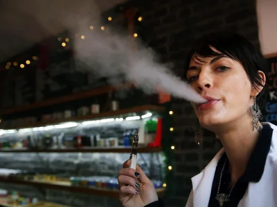 Девушка с электронной сигаретой