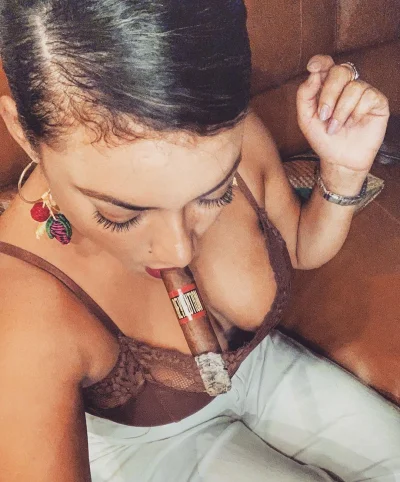 Кубинская девушка с сигарой