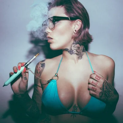 Инстасамка с сигаретой