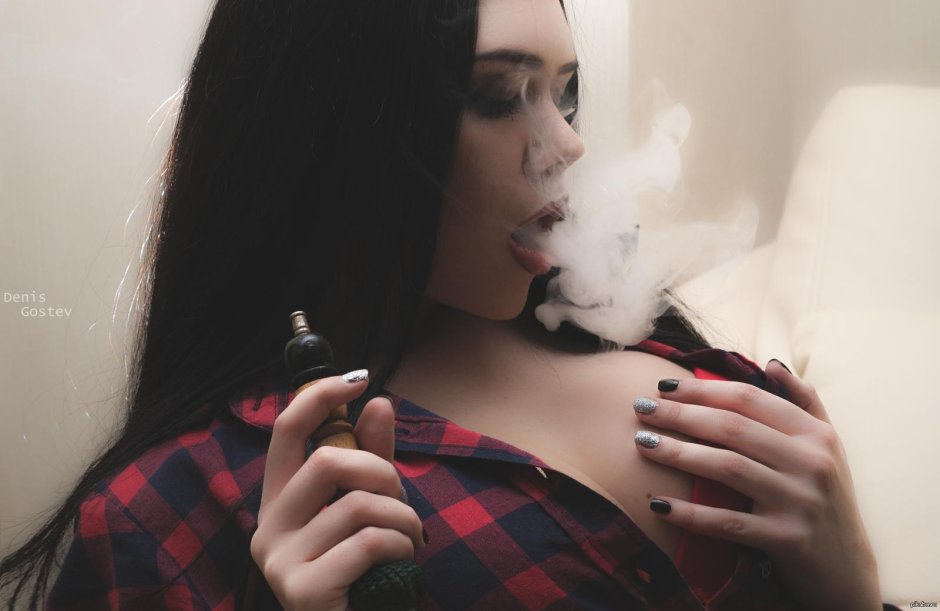 Девушка с кальяном в дыму