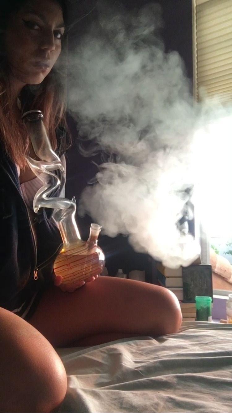 Девушка курит кальян