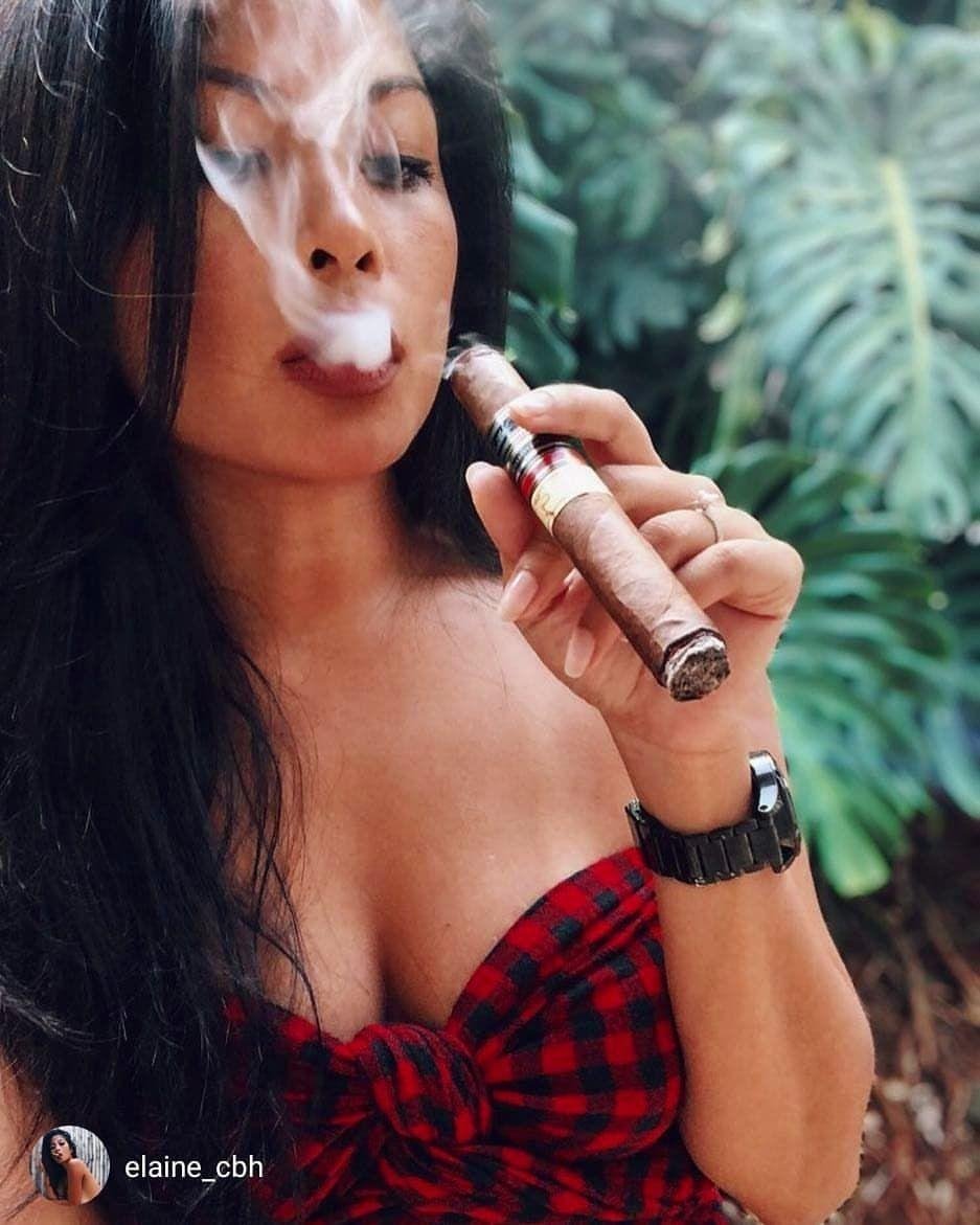 Девушка с сигарой