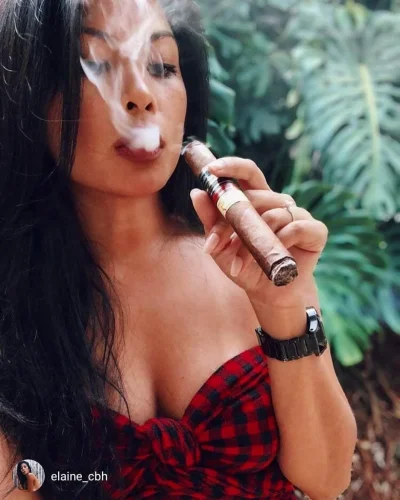 Девушка с сигарой