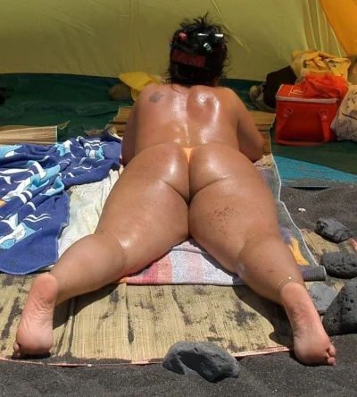 Загорелые женские попки