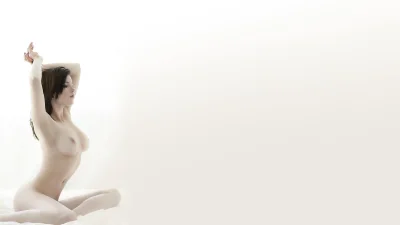 Голая на белом фоне