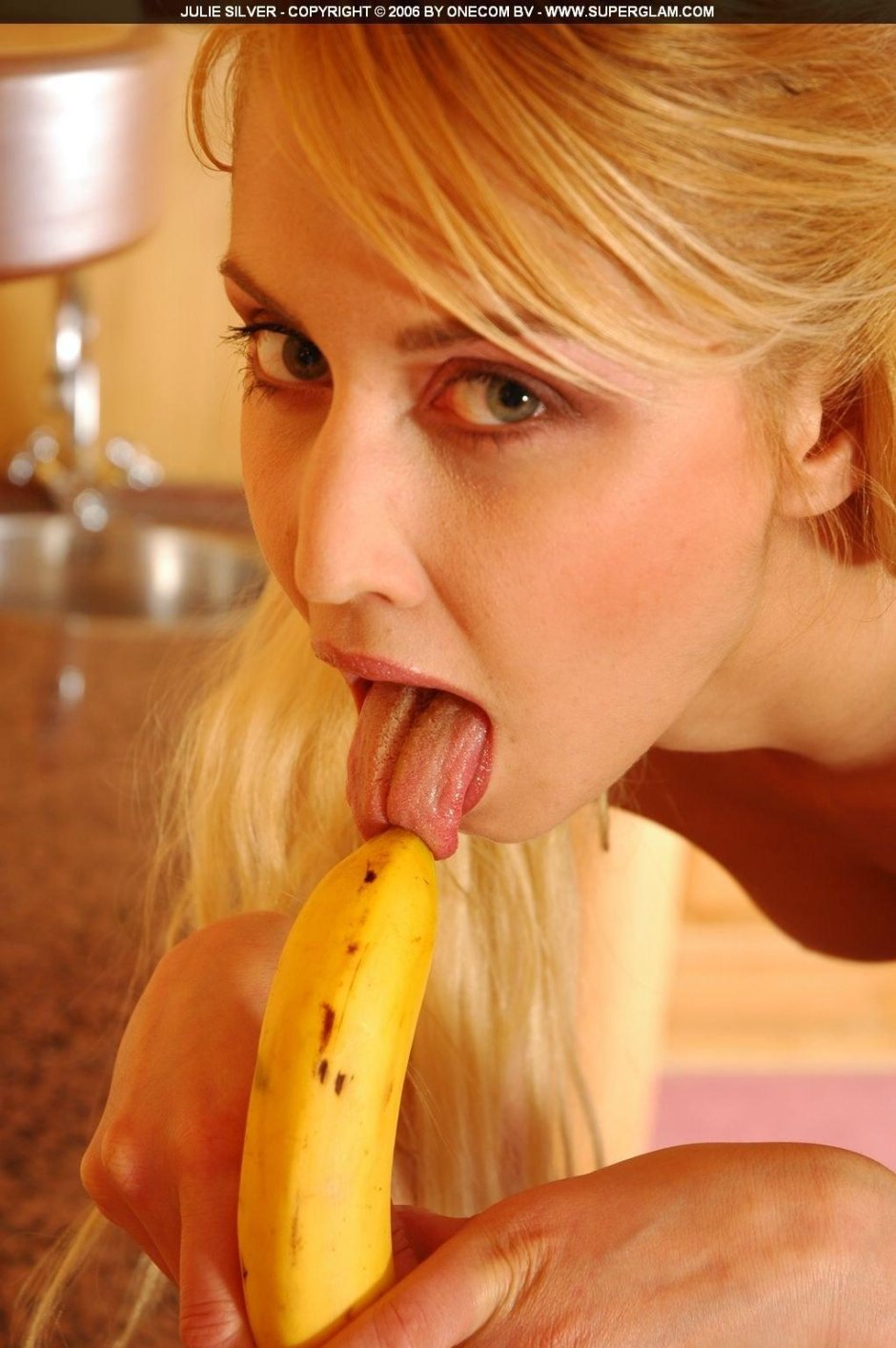 Девушка кушает банан