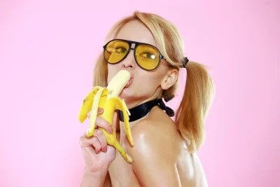Эротическая фотосессия с бананом
