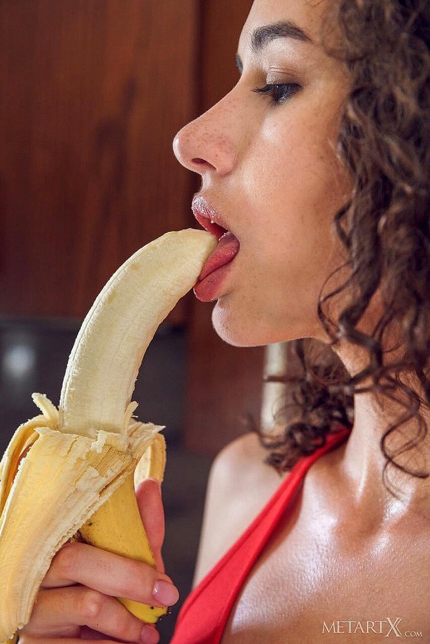 Девушка эротично ест банан
