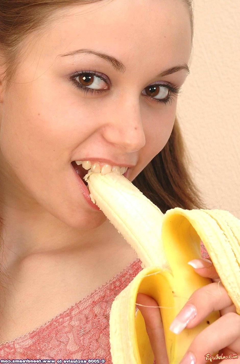 Голые молодые с бананом.