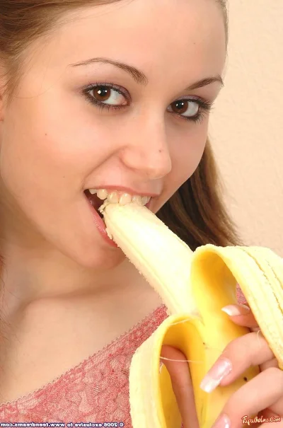 Голые молодые с бананом.