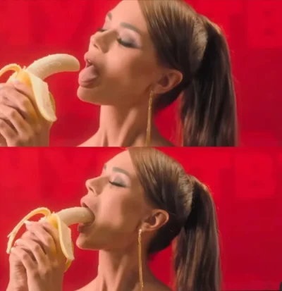 Девушка ест банан