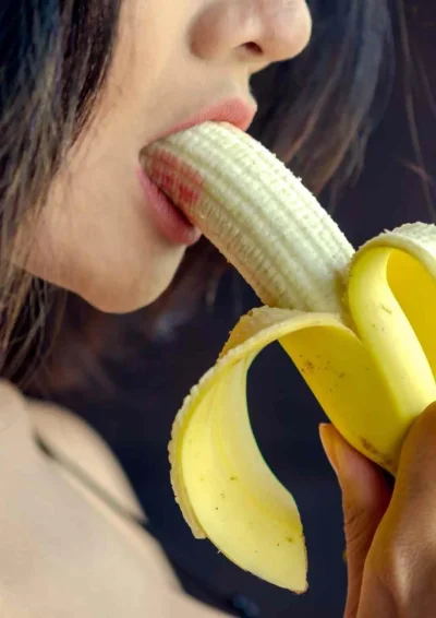 Банан во рту