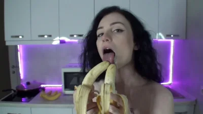 Заглатывает банан