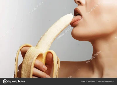 Девушка облизывает банан
