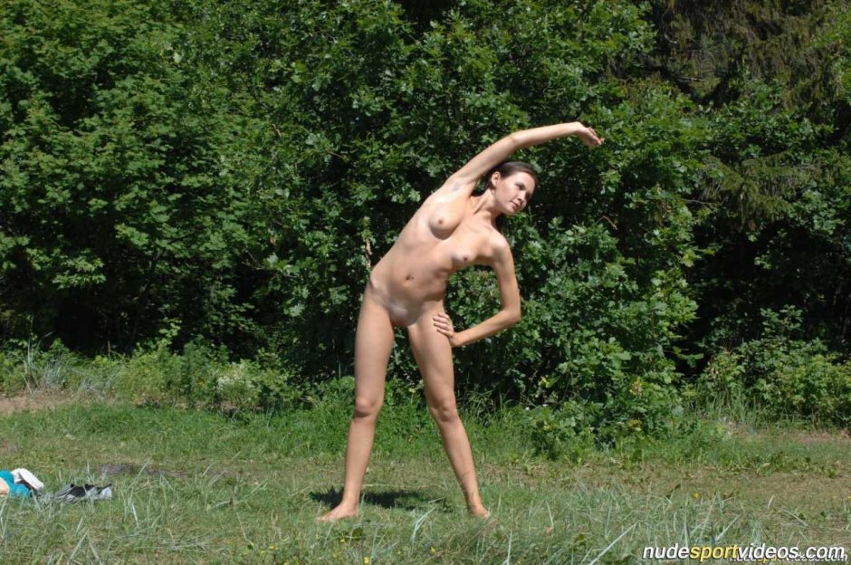 Голые гимнастки на природе