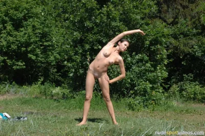 Голые гимнастки на природе