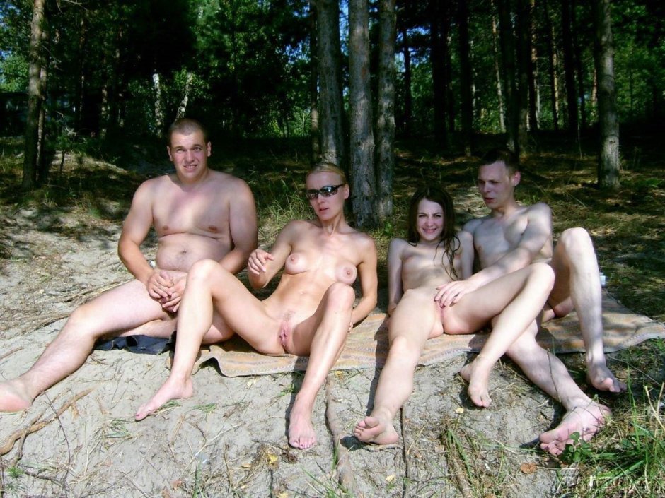 Голые семьи отдыхают на природе