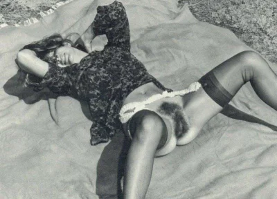 Женщины в чулках ретро