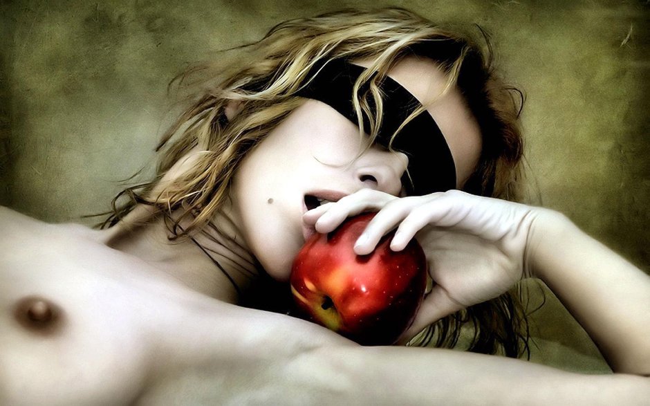Эротические девушки с яблоком