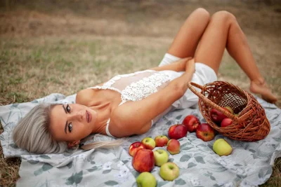 Женщина с яблоками